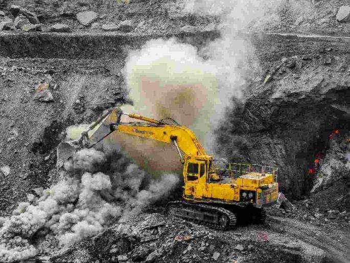 The Vani is in danger! Coal has been burning in the Kolar Pimpri mine for three months. | वणी हादरली ! कोलार पिंपरी खाणीत तीन महिन्यांपासून कोळसा जळतोय The Vani is in danger! Coal has been burning in the Kolar Pimpri mine for three months. | वणी हादरली ! कोलार पिंपरी खाणीत तीन महिन्यांपासून कोळसा जळतोय
