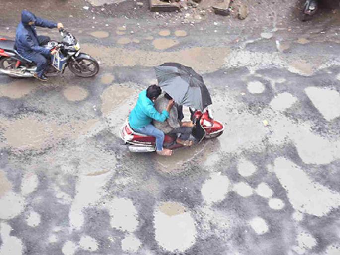 Road lost in potholes! Traveling with life in hand on the Wadi-Khargaon road | खड्ड्यांत हरवले डांबर! वाडी-खडगाव रस्त्यावरून जीव मुठीत धरून प्रवास Road lost in potholes! Traveling with life in hand on the Wadi-Khargaon road | खड्ड्यांत हरवले डांबर! वाडी-खडगाव रस्त्यावरून जीव मुठीत धरून प्रवास