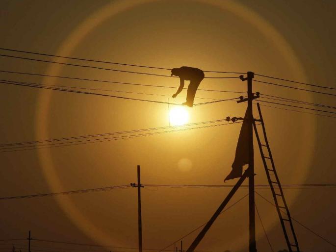 When will the 50-year-old electricity wires be replaced? Mahavitaran is turning a blind eye to rural areas! | ५० वर्षे जुन्या वीज तारा केव्हा बदलणार ? महावितरणचा ग्रामीण भागाकडे कानाडोळा! When will the 50-year-old electricity wires be replaced? Mahavitaran is turning a blind eye to rural areas! | ५० वर्षे जुन्या वीज तारा केव्हा बदलणार ? महावितरणचा ग्रामीण भागाकडे कानाडोळा!