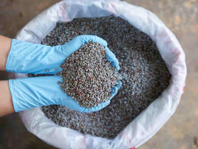Selling chemical fertilizers at exorbitant rates, licenses of seven shops in Gadchiroli permanently cancelled | जादा दराने रासायनिक खते विक्री, गडचिरोलीतील सात दुकानांचे परवाने केले कायमचे रद्द