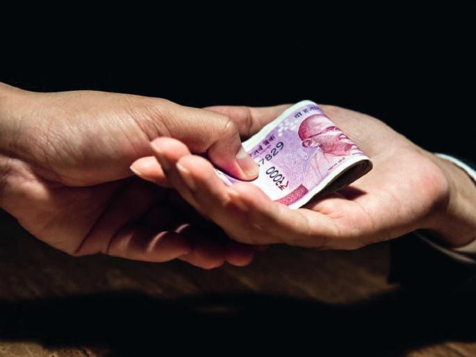 Honesty sold for a thousand rupees; A scheme was found to 'trap' the bribe-taking boss in the CS office in Irvine! | हजार रुपयांसाठी इमान विकले ; इर्विनमधील सीएस कार्यालयातील लाचखोर बाबूला ‘ट्रॅप’ करण्यासाठी 'असा' रचला सापडा !