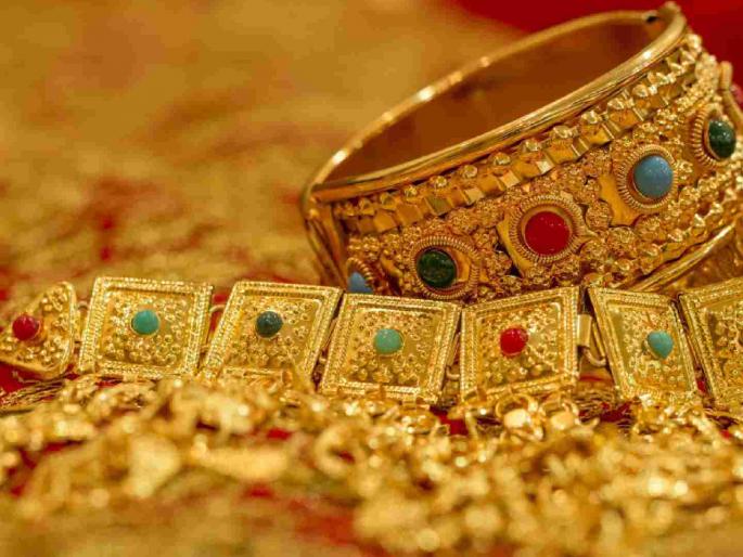 Gold prices rise by Rs 7,800, silver by Rs 30,000 in a month; investors are excited | एका महिन्यात सोने ७,८००, चांदीत ३० हजारांची विक्रमी वाढ; गुंतवणूक करणाऱ्यांमध्ये उत्साहाचे वातावरण