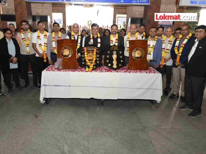 Nagpur division receives prestigious shield and many awards from Railways; Honored for excellent performance | रेल्वेकडून नागपूर विभागाला प्रतिष्ठीत शिल्डसह अनेक पुरस्कार ; उत्कृष्ट कामगिरीचा गौरव Nagpur division receives prestigious shield and many awards from Railways; Honored for excellent performance | रेल्वेकडून नागपूर विभागाला प्रतिष्ठीत शिल्डसह अनेक पुरस्कार ; उत्कृष्ट कामगिरीचा गौरव