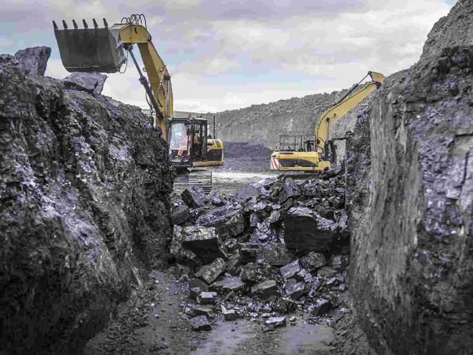 Dam bursts in coal mine; four workers narrowly escape | कोळसा खाणीत बांध फुटला; चार वेकोलि कामगार थोडक्यात बचावले Dam bursts in coal mine; four workers narrowly escape | कोळसा खाणीत बांध फुटला; चार वेकोलि कामगार थोडक्यात बचावले