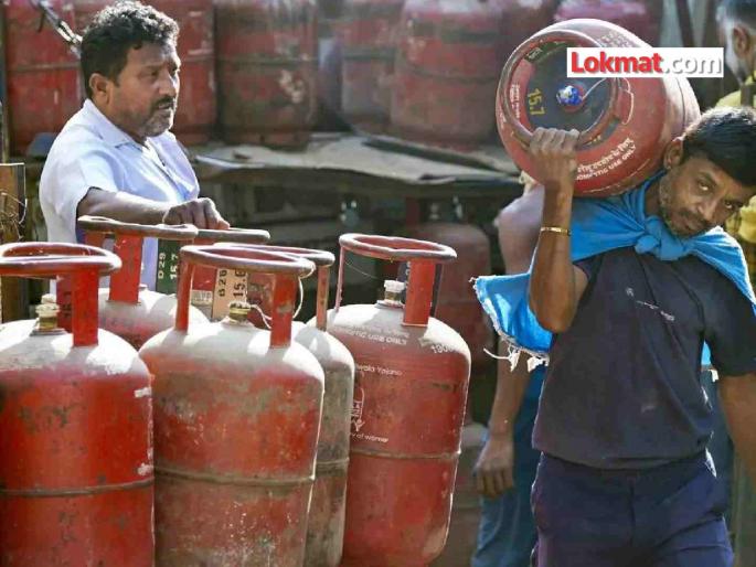 'World war' for gas in Nagpur; Long queues of customers outside gas agencies and godowns | नागपुरात गॅससाठी 'महायुद्ध'; गॅस एजन्सी आणि गोदामांबाहेर ग्राहकांच्या लांबच लांब रांगा 'World war' for gas in Nagpur; Long queues of customers outside gas agencies and godowns | नागपुरात गॅससाठी 'महायुद्ध'; गॅस एजन्सी आणि गोदामांबाहेर ग्राहकांच्या लांबच लांब रांगा