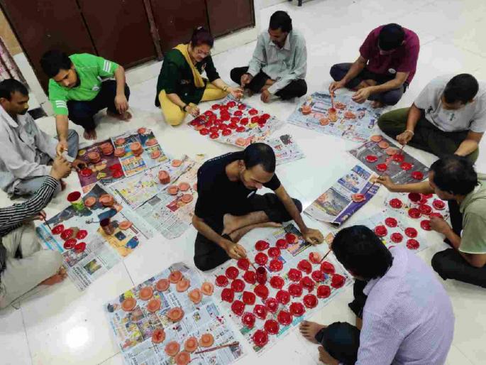 Rays of hope shine in the festival of lights; Attractive lanterns created by patients of the regional psychiatric hospital | प्रकाशाच्या सणात उमजलेली आशेची किरणे ; प्रादेशिक मनोरुग्णालयातील रुग्णांनी तयार केल्या आकर्षक पणत्या Rays of hope shine in the festival of lights; Attractive lanterns created by patients of the regional psychiatric hospital | प्रकाशाच्या सणात उमजलेली आशेची किरणे ; प्रादेशिक मनोरुग्णालयातील रुग्णांनी तयार केल्या आकर्षक पणत्या