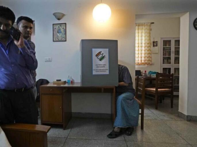 Vote from home; Facilitation by Commission for Senior Citizens, Disabled Persons | घरूनच करा मतदान; वयोवृद्ध, दिव्यांगांसाठी आयोगातर्फे सोय Vote from home; Facilitation by Commission for Senior Citizens, Disabled Persons | घरूनच करा मतदान; वयोवृद्ध, दिव्यांगांसाठी आयोगातर्फे सोय