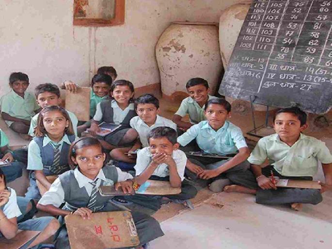 Thousands of students are having to risk their lives to get education in abandoned schools! | हजारो विद्यार्थ्यांना जीव मुठीत घेऊन घ्यावे लागतेय पडक्या शाळेत शिक्षण ! Thousands of students are having to risk their lives to get education in abandoned schools! | हजारो विद्यार्थ्यांना जीव मुठीत घेऊन घ्यावे लागतेय पडक्या शाळेत शिक्षण !