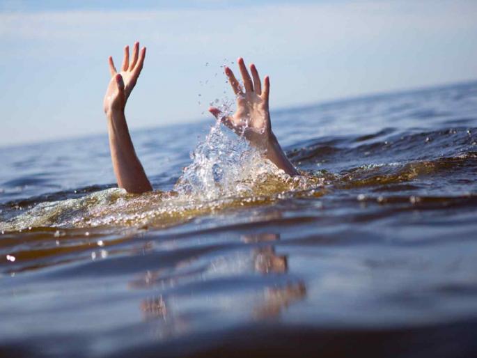 Tired of unemployment, a young man attempts suicide by jumping into a river | बेरोजगारीला कंटाळून तरूणाची नदीत उडी मारून आत्महत्येचा प्रयत्न Tired of unemployment, a young man attempts suicide by jumping into a river | बेरोजगारीला कंटाळून तरूणाची नदीत उडी मारून आत्महत्येचा प्रयत्न