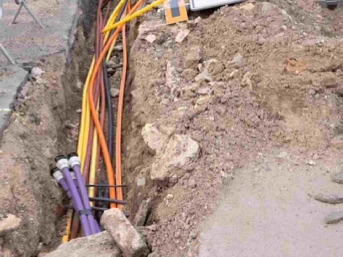 Who will dig the road dug to lay the electric cable? | इलेक्ट्रिक केबल टाकण्यासाठी खोदलेला रोड बुजविणार कोण? Who will dig the road dug to lay the electric cable? | इलेक्ट्रिक केबल टाकण्यासाठी खोदलेला रोड बुजविणार कोण?