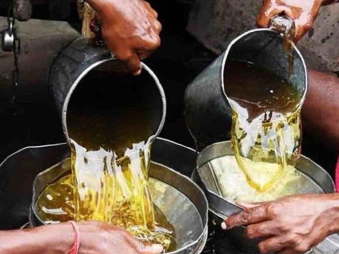 6 tonnes 21 kg of adulterated oil seized before it hit the market on Diwali | दिवाळीत बाजारात येण्यापूर्वीच ६ टन २१ किलो भेसळयुक्त तेल जप्त 6 tonnes 21 kg of adulterated oil seized before it hit the market on Diwali | दिवाळीत बाजारात येण्यापूर्वीच ६ टन २१ किलो भेसळयुक्त तेल जप्त