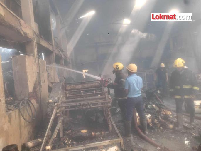 Massive fire breaks out at paper company in Kamathi! Fire brought under control after seven hours | कामठीतील पेपर कंपनीला भीषण आग ! सात तासानंतर आग आटोक्यात Massive fire breaks out at paper company in Kamathi! Fire brought under control after seven hours | कामठीतील पेपर कंपनीला भीषण आग ! सात तासानंतर आग आटोक्यात