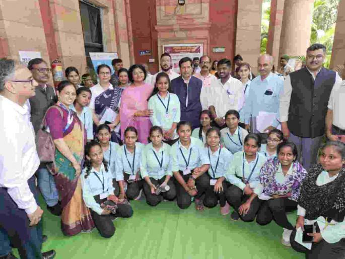 Plumbers should now be called 'water engineers'! Employment Ministry's idea | प्लंबरला आता 'वॉटर इंजिनियर' म्हणायचं ! रोजगार मंत्रालयाचा विचार Plumbers should now be called 'water engineers'! Employment Ministry's idea | प्लंबरला आता 'वॉटर इंजिनियर' म्हणायचं ! रोजगार मंत्रालयाचा विचार