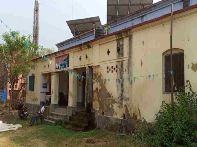 Leaky roofs, dilapidated walls...! The Bhandara Police Colony has become a pitiful state. | गळकी छतं, पडक्या भिंती...! भंडारा पोलिस वसाहतीची झाली दयनीय अवस्था