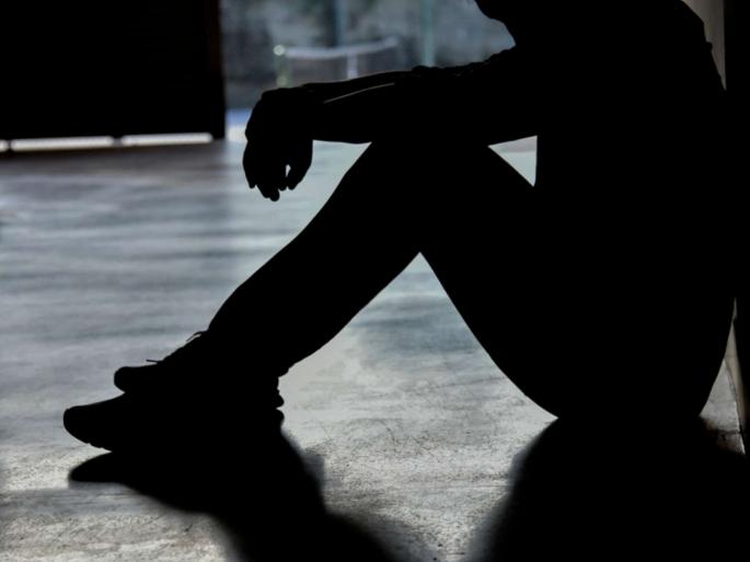 Young man commits suicide after video calling girlfriend; hangs himself by tying scarf around neck | प्रेयसीला व्हिडीओ कॉल करून तरुणाची आत्महत्या; गळ्याला स्कार्फ बांधून घेतला गळफास Young man commits suicide after video calling girlfriend; hangs himself by tying scarf around neck | प्रेयसीला व्हिडीओ कॉल करून तरुणाची आत्महत्या; गळ्याला स्कार्फ बांधून घेतला गळफास