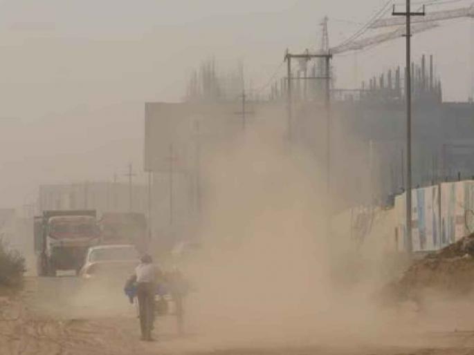Truck traffic has spread dust in the atmosphere in Tumsar. | ट्रकांच्या वाहतुकीमुळे तुमसरातील वातावरणात पसरली धूळच धूळ Truck traffic has spread dust in the atmosphere in Tumsar. | ट्रकांच्या वाहतुकीमुळे तुमसरातील वातावरणात पसरली धूळच धूळ