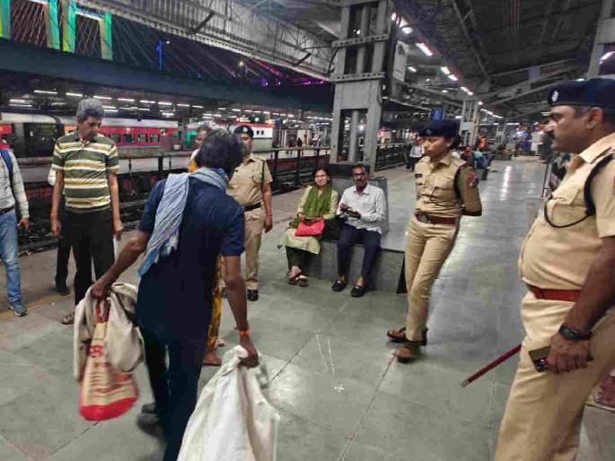 Beggars have no place at Nagpur railway station; 45 beggars shown the way out in a single day | नागपूर रेल्वे स्थानकावर भिकाऱ्यांना स्थान नाही; एकाच दिवशी ४५ भिकाऱ्यांना दाखविला बाहेरचा रस्ता Beggars have no place at Nagpur railway station; 45 beggars shown the way out in a single day | नागपूर रेल्वे स्थानकावर भिकाऱ्यांना स्थान नाही; एकाच दिवशी ४५ भिकाऱ्यांना दाखविला बाहेरचा रस्ता