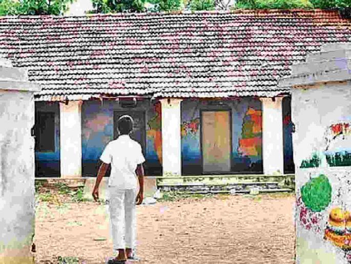 Dreams of smart education, but classrooms in disrepair | स्मार्ट शिक्षणाची स्वप्नं, पण वर्गखोल्या मोडकळीस आलेल्या Dreams of smart education, but classrooms in disrepair | स्मार्ट शिक्षणाची स्वप्नं, पण वर्गखोल्या मोडकळीस आलेल्या