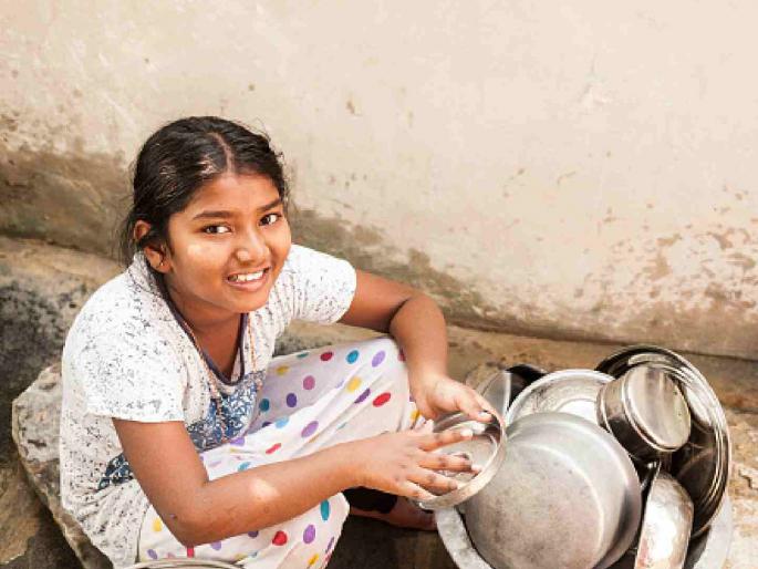Students were asked to wash their own dishes; Ashram school superintendent suspended | विद्यार्थिनींकडून स्वतःच्या घरची भांडी धुऊन घ्यायची ; आश्रमशाळेतील अधीक्षिकेवर निलंबनाची कारवाई Students were asked to wash their own dishes; Ashram school superintendent suspended | विद्यार्थिनींकडून स्वतःच्या घरची भांडी धुऊन घ्यायची ; आश्रमशाळेतील अधीक्षिकेवर निलंबनाची कारवाई