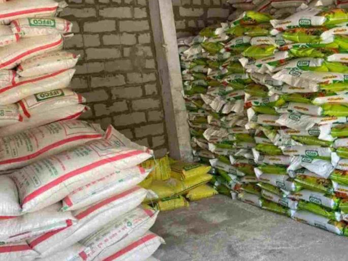 Licenses of 31 agricultural centers suspended! Failed for not selling fertilizer through POS machines | ३१ कृषी केंद्राचे परवाने निलंबित ! पॉस मशिनद्वारे खताची विक्री न करणे भोवले Licenses of 31 agricultural centers suspended! Failed for not selling fertilizer through POS machines | ३१ कृषी केंद्राचे परवाने निलंबित ! पॉस मशिनद्वारे खताची विक्री न करणे भोवले