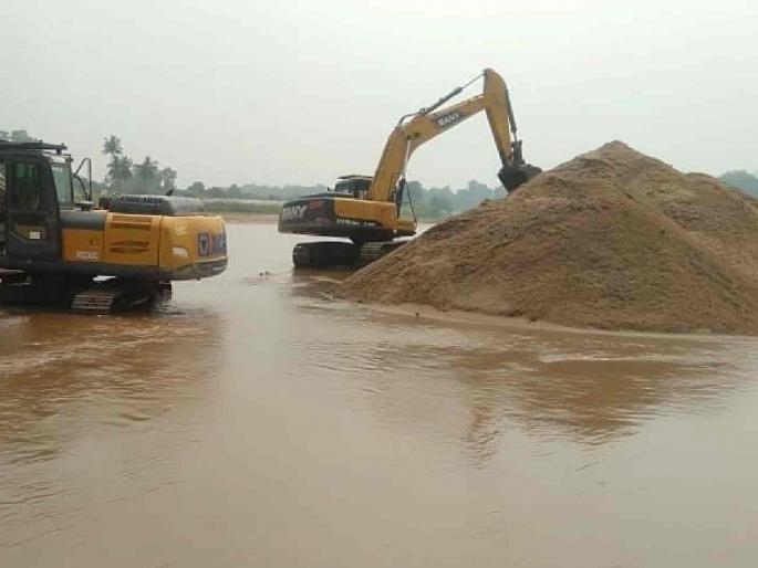Sand theft by smugglers in Chulband riverbed; What Government and administration are doing? | चुलबंद नदीपात्रात तस्करांकडून रेतीची चोरी; शासन व प्रशासन मेहरबान काय करत आहे? Sand theft by smugglers in Chulband riverbed; What Government and administration are doing? | चुलबंद नदीपात्रात तस्करांकडून रेतीची चोरी; शासन व प्रशासन मेहरबान काय करत आहे?