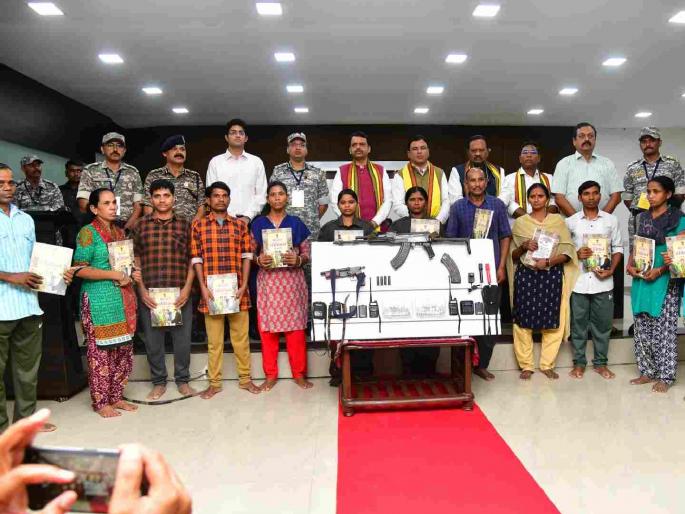 12 Maoists laid down their arms, the Chief Minister handed over the Constitution | १२ माओवाद्यांनी शस्त्र टाकले, मुख्यमंत्र्यांनी हाती संविधान सोपविले