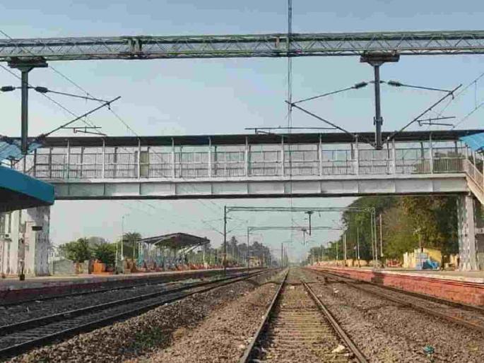 The new FOB at Tigaon, Pandhurna and Bharatwada railway stations | तिगांव, पांढूर्णा आणि भरतवाडा स्थानकावर नवीन एफओबी प्रवाशांची उडणारी तारांबळ थांबणार The new FOB at Tigaon, Pandhurna and Bharatwada railway stations | तिगांव, पांढूर्णा आणि भरतवाडा स्थानकावर नवीन एफओबी प्रवाशांची उडणारी तारांबळ थांबणार