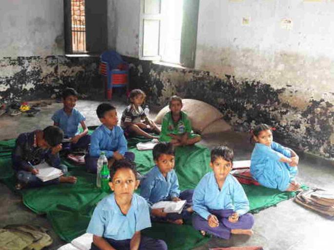 The lives of students in 588 Zilla Parishad schools in Nagpur are in danger! | नागपूरमध्ये जिल्हा परिषदेच्या ५८८ शाळांमधील विद्यार्थ्यांचे जीव आहेत धोक्यात ! The lives of students in 588 Zilla Parishad schools in Nagpur are in danger! | नागपूरमध्ये जिल्हा परिषदेच्या ५८८ शाळांमधील विद्यार्थ्यांचे जीव आहेत धोक्यात !