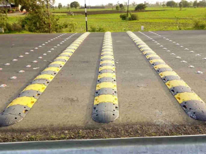 Road breaker invite accidents! Speed breakers hit transporters | अशे गतिरोधक अपघाताला आमंत्रण देणारेच ! वाहतूकदारांना गतिरोधकाचा फटका Road breaker invite accidents! Speed breakers hit transporters | अशे गतिरोधक अपघाताला आमंत्रण देणारेच ! वाहतूकदारांना गतिरोधकाचा फटका