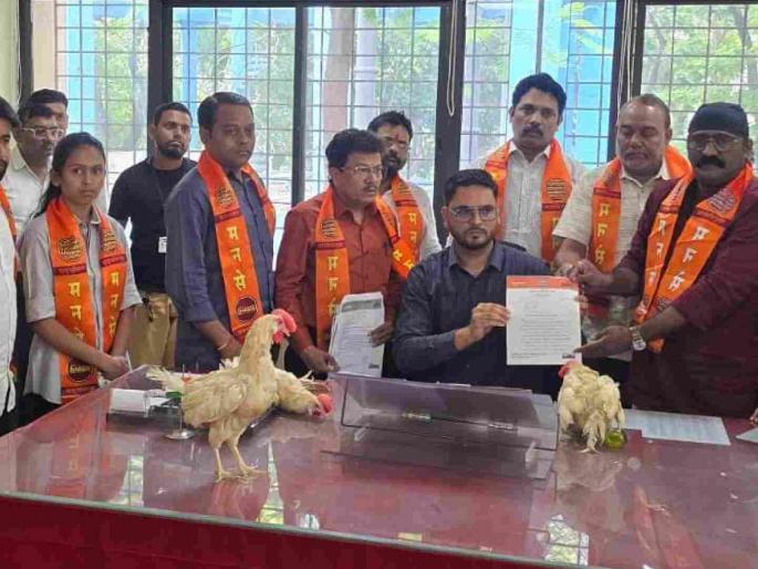 Officials support mutton market? MNS gifts chickens to municipal officials | अधिकाऱ्यांकडून मटन मार्केटला पाठिंबा ? मनसेकडून मनपा अधिकाऱ्यांना कोंबड्यांची भेट Officials support mutton market? MNS gifts chickens to municipal officials | अधिकाऱ्यांकडून मटन मार्केटला पाठिंबा ? मनसेकडून मनपा अधिकाऱ्यांना कोंबड्यांची भेट