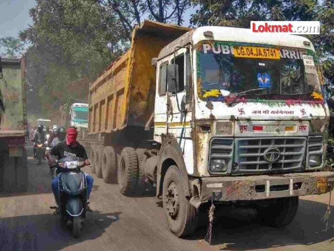 Citizens take to the streets in Khaparkheda against 'fly ash' transport; demand permanent ban on transport | 'फ्लाय ॲश' वाहतुकीच्या विरोधात खापरखेडा येथे नागरिक उतरले रस्त्यावर; वाहतूक कायमची बंद करण्याची मागणी Citizens take to the streets in Khaparkheda against 'fly ash' transport; demand permanent ban on transport | 'फ्लाय ॲश' वाहतुकीच्या विरोधात खापरखेडा येथे नागरिक उतरले रस्त्यावर; वाहतूक कायमची बंद करण्याची मागणी