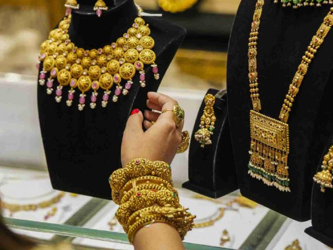Gold rose by Rs 300 to Rs 97,000 compared to Friday. | सोने शुक्रवारच्या तुलनेत ३०० रुपयांनी वाढून ९७ हजार रुपयांवर Gold rose by Rs 300 to Rs 97,000 compared to Friday. | सोने शुक्रवारच्या तुलनेत ३०० रुपयांनी वाढून ९७ हजार रुपयांवर