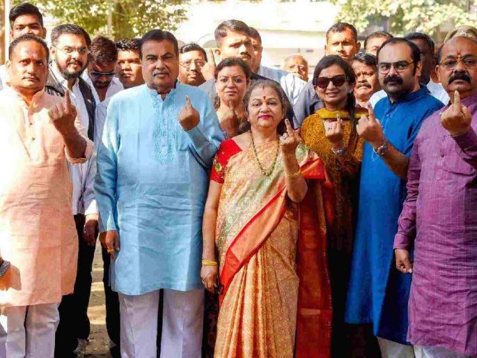 Voter list confusion in Gadkari's own house! Members of the same family run for two different centers | खुद्द गडकरींच्या घरातच मतदार यादीचा घोळ ! एकाच कुटुंबातील सदस्यांची दोन वेगवेगळ्या केंद्रांवर धाव Voter list confusion in Gadkari's own house! Members of the same family run for two different centers | खुद्द गडकरींच्या घरातच मतदार यादीचा घोळ ! एकाच कुटुंबातील सदस्यांची दोन वेगवेगळ्या केंद्रांवर धाव