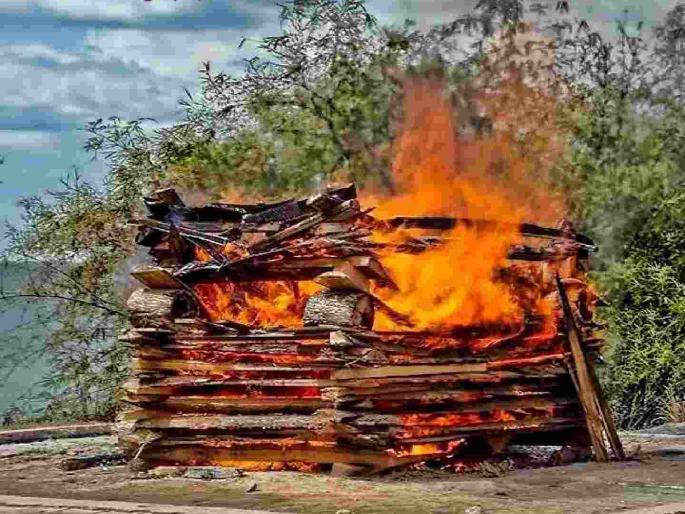 Elderly man dies after pyre explodes during woman's funeral | महिलेच्या अंत्यसंस्कारादरम्यान चितेचा भडका उडून वृद्धाचा मृत्यू Elderly man dies after pyre explodes during woman's funeral | महिलेच्या अंत्यसंस्कारादरम्यान चितेचा भडका उडून वृद्धाचा मृत्यू