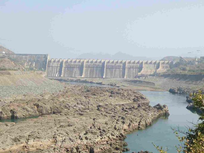 Hundreds of dams in rural areas have already dried up without water! | ग्रामीण भागातील शेकडो बंधारे आताच पाण्याविना पडले कोरडे ! Hundreds of dams in rural areas have already dried up without water! | ग्रामीण भागातील शेकडो बंधारे आताच पाण्याविना पडले कोरडे !