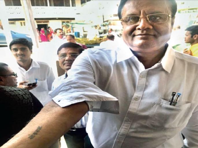 The name of 'Lokmat' is written by the reader. New version will soon be in Delhi ... | ‘लोकमत’च्या प्रेमाखातर वाचकाने गोंदविले नाव! नवी आवृत्ती लवकरच दिल्लीत... The name of 'Lokmat' is written by the reader. New version will soon be in Delhi ... | ‘लोकमत’च्या प्रेमाखातर वाचकाने गोंदविले नाव! नवी आवृत्ती लवकरच दिल्लीत...