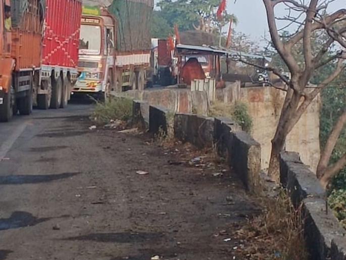 Traffic congestion in Kannada Ghat | कन्नड घाटात वाहतुकीचा खोळंबा Traffic congestion in Kannada Ghat | कन्नड घाटात वाहतुकीचा खोळंबा