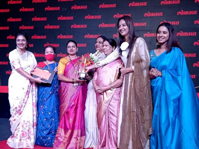 sharda mhatre of bhiwandi honored with lokmat woman achievers award | भिवंडीच्या शारदा म्हात्रे यांचा लोकमत वुमन अचिव्हर्स अवार्ड पुरस्काराने सन्मान sharda mhatre of bhiwandi honored with lokmat woman achievers award | भिवंडीच्या शारदा म्हात्रे यांचा लोकमत वुमन अचिव्हर्स अवार्ड पुरस्काराने सन्मान