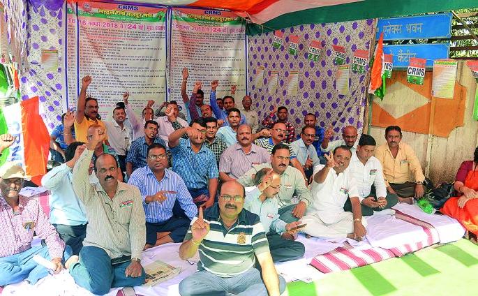 Hunger laden trains: Lokopilot's fasting agitation | उपाशी राहून चालविल्या रेल्वेगाड्या : लोकोपायलटचे उपोषण आंदोलन Hunger laden trains: Lokopilot's fasting agitation | उपाशी राहून चालविल्या रेल्वेगाड्या : लोकोपायलटचे उपोषण आंदोलन