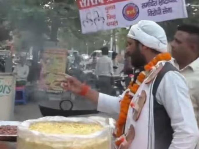 Uttar Pradesh Lok Sabha Election 2024: Strange candidate! He is preaching with a necklace of shoes around his neck, because you will be speechless after reading it | अजब उमेदवार! गळ्यात चपलांचा हार घालून करतोय प्रचार, कारण वाचून व्हाल अवाक्   Uttar Pradesh Lok Sabha Election 2024: Strange candidate! He is preaching with a necklace of shoes around his neck, because you will be speechless after reading it | अजब उमेदवार! गळ्यात चपलांचा हार घालून करतोय प्रचार, कारण वाचून व्हाल अवाक्