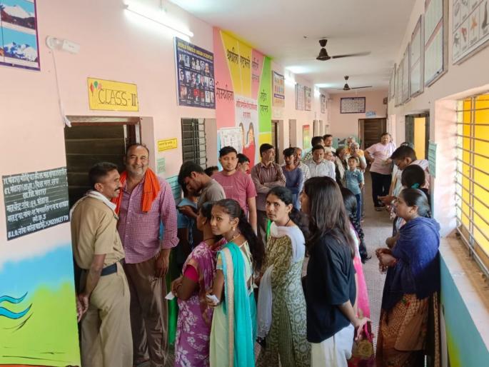 Maharashtra Lok Sabha Election 2024: The first phase of polling in Bhandara district was peaceful | भंडारा जिल्ह्यात पहिल्या टप्प्यातील मतदान शांततेत Maharashtra Lok Sabha Election 2024: The first phase of polling in Bhandara district was peaceful | भंडारा जिल्ह्यात पहिल्या टप्प्यातील मतदान शांततेत