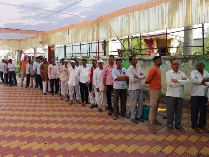 Maharashtra Lok Sabha Election 2024: Voting started with excitement in Chandrapur district, delay in voting due to EVM problems in some places | चंद्रपूर जिल्ह्यात उत्साहात मतदानाला सुरुवात, काही ठिकाणी EVMमध्ये अडचणी आल्याने मतदानाला उशीर Maharashtra Lok Sabha Election 2024: Voting started with excitement in Chandrapur district, delay in voting due to EVM problems in some places | चंद्रपूर जिल्ह्यात उत्साहात मतदानाला सुरुवात, काही ठिकाणी EVMमध्ये अडचणी आल्याने मतदानाला उशीर