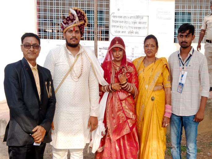 Maharashtra Lok Sabha Election 2024: Voting rights exercised by newly married couple before sending | पाठवणीपूर्वी नवविवाहित जोडप्याने बजावला मतदानाचा हक्क Maharashtra Lok Sabha Election 2024: Voting rights exercised by newly married couple before sending | पाठवणीपूर्वी नवविवाहित जोडप्याने बजावला मतदानाचा हक्क