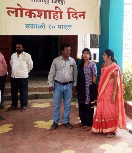 Medical admission canceled; Parents with a school drop-out | वैद्यकीय प्रवेश रद्द झाला; विद्यार्थिनीसह पालकही लोकशाही दिनात Medical admission canceled; Parents with a school drop-out | वैद्यकीय प्रवेश रद्द झाला; विद्यार्थिनीसह पालकही लोकशाही दिनात