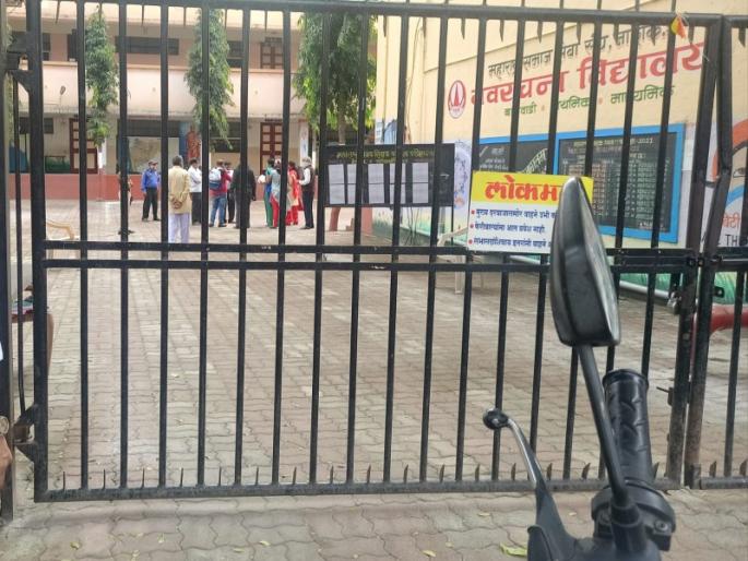 Confusion in TET exams in Nashik; Candidates who arrive late are barred from entering the center | नाशिकमध्ये टीईटी परीक्षेत गोंधळ; उशिरा पोहोचलेल्या उमेदवारांना केंद्रावर प्रवेशासाठी मज्जाव