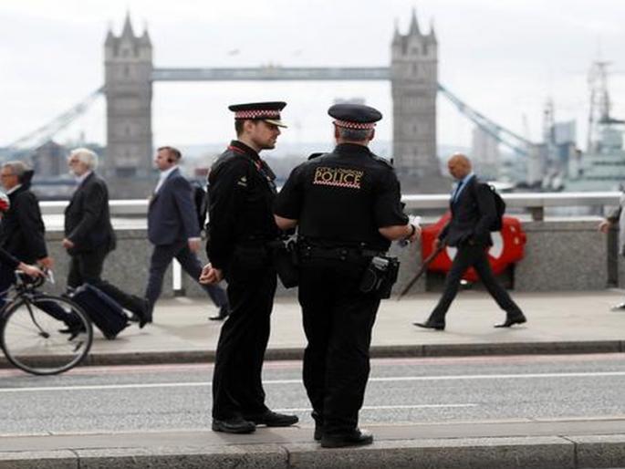 Repeat of the Floyd incident in London ?; Police strangled the accused | फ्लॉईड घटनेची लंडनमध्ये पुनरावृत्ती?; पोलिसाने आरोपीचा गळा गुडघ्याने दाबला  Repeat of the Floyd incident in London ?; Police strangled the accused | फ्लॉईड घटनेची लंडनमध्ये पुनरावृत्ती?; पोलिसाने आरोपीचा गळा गुडघ्याने दाबला
