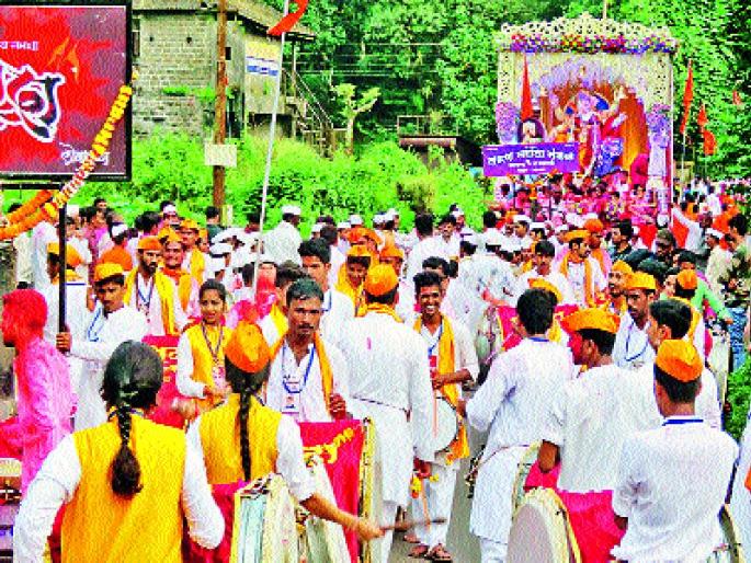 Eight hours of procession in Lonavla, women's queue for darshan | लोणावळ्यात आठ तास मिरवणूक, दर्शनासाठी महिलांची वेगळी रांग, मंडळांनी दिले डीजेमुक्तला प्राधान्य Eight hours of procession in Lonavla, women's queue for darshan | लोणावळ्यात आठ तास मिरवणूक, दर्शनासाठी महिलांची वेगळी रांग, मंडळांनी दिले डीजेमुक्तला प्राधान्य