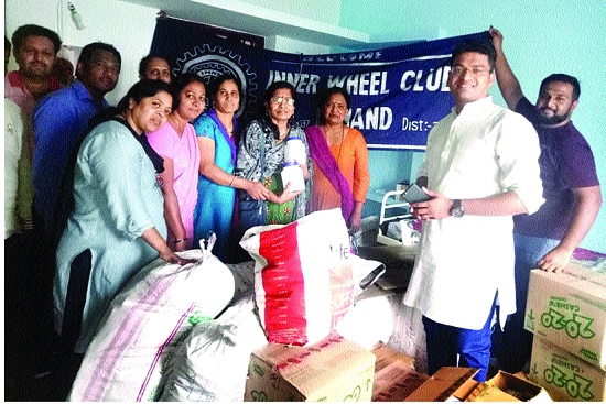 Lonandar run for Kerala's help; Social organizations, organizations: Vocational help, millions of help collected in the hour | केरळच्या मदतीला लोणंदकर धावले सामाजिक संघटना, संस्था : वस्तूरुपी मदत, तासात लाखोंची मदत गोळा