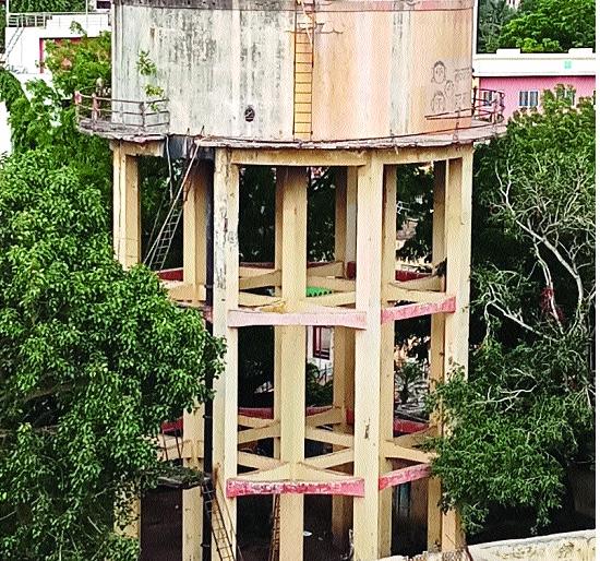 In the last six months, a half-century water tank was destroyed by the hawk wounds on the tank. | टाकीवर हातोड्याचे घाव बसताच ज्येष्ठांमध्ये हळहळ अखेरची छबी कॅमेऱ्यात : अर्धशतकी पाण्याची टाकी जमीनदोस्त  In the last six months, a half-century water tank was destroyed by the hawk wounds on the tank. | टाकीवर हातोड्याचे घाव बसताच ज्येष्ठांमध्ये हळहळ अखेरची छबी कॅमेऱ्यात : अर्धशतकी पाण्याची टाकी जमीनदोस्त