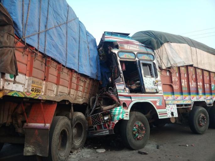 Truck accident near Lonand; two died | लोणंदजवळ ट्रकचा भीषण अपघात; दोन जणांचा मृत्यू Truck accident near Lonand; two died | लोणंदजवळ ट्रकचा भीषण अपघात; दोन जणांचा मृत्यू